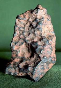 ЖЕЛЕЗНЫЙ МЕТЕОРИТ из Хенбери (Австралия) является типичным метеоритом металлического типа, многие из которых богаты соединениями, встречающимися в железных рудах.