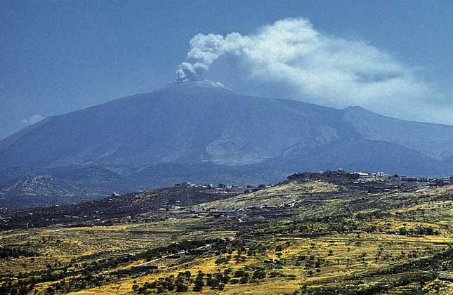 ИЗВЕРЖЕНИЕ ВУЛКАНА ЭТНА на Сицилии, одного из самых знаменитых вулканов мира.После 1500 зарегистрировано более 100 его извержений.