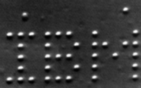 Эти точки — отдельные атомы ксенона, перемещенные при помощи специального зонда под микроскопом. Апрель 1990 г., начало эры нанотехнологий